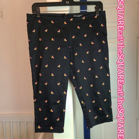 Betsey Johnson New York 🌺SAMPLE🌺 embroidered roses black floral Bermuda shorts - Picture 2 of 5